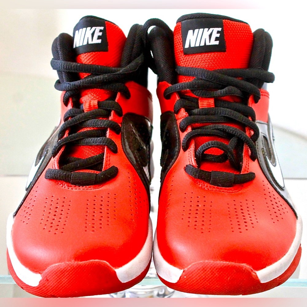 NIKE SHOE TEAM HUSTLE D6 SIZE 4Y RED BLACK PATENT WHITE 2013 (Woman’s 6)